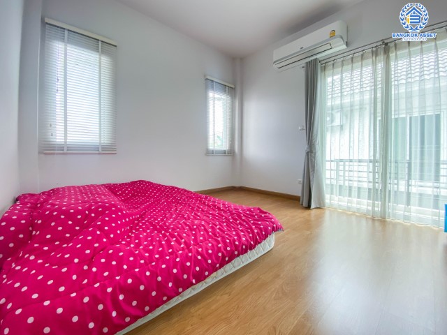 *****บ้านเดี่ยวมือสองย่านกรุงเทพฯ ม.สิริกานต์3 บางใหญ่-กาญจนาฯ เนื้อที่กว้างเกือบ 67 ตร.ว. พร้อมฟังก์ชัน 4 ห้องนอน 3 ห้องน้ำ ที่จอดรถ 2 คัน สภาพสวย พร้อมเข้าอยู่ แถมฟรี! เครื่องปรับอากาศ 6 เครื่อง บนทำเลแห่งการเดินทาง ใกล้รถไฟฟ้าสายสีม่วง "สถานีคลองบางไผ่" และทางด่วน "ศรีรัช"